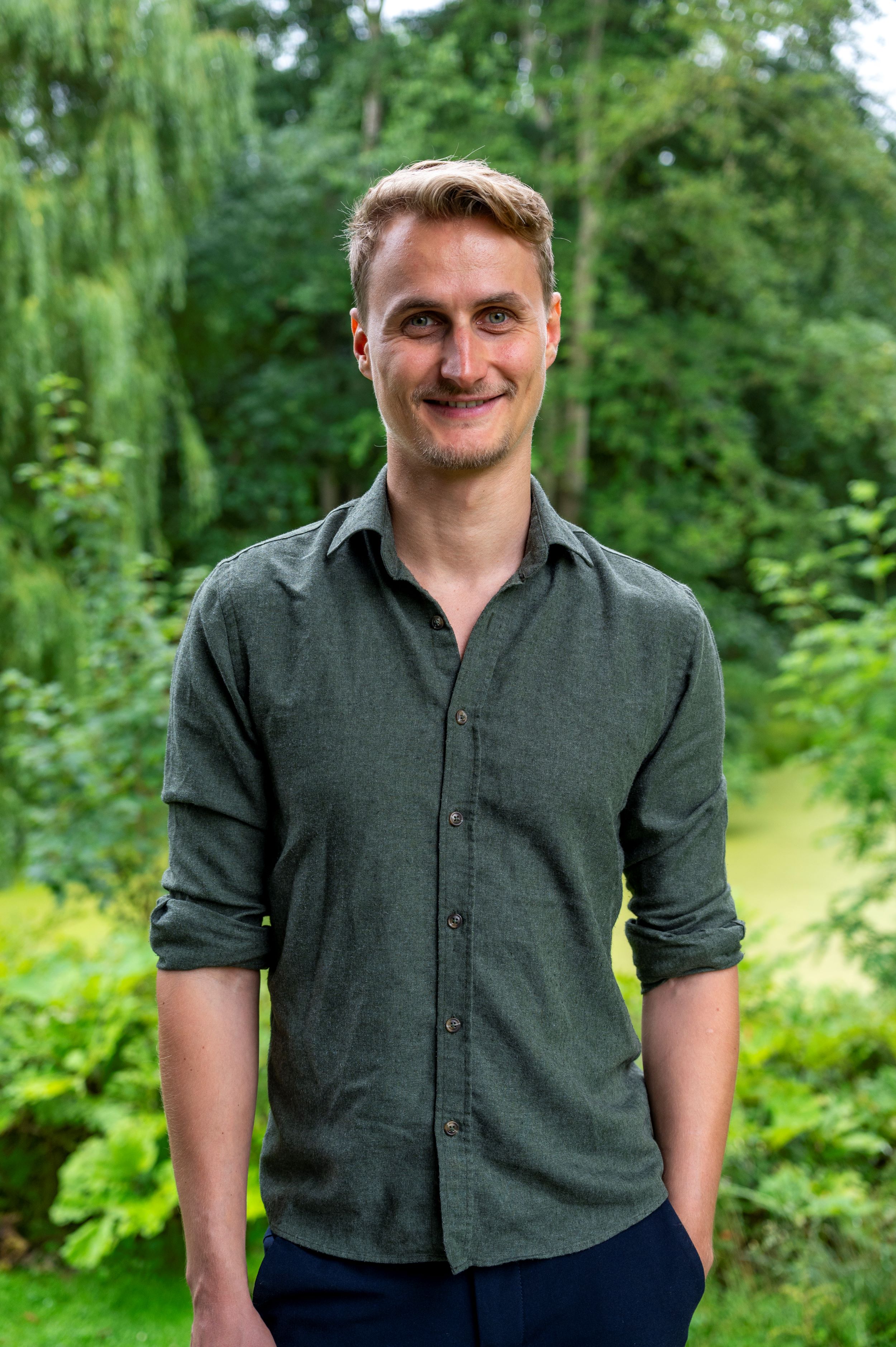 Foto eines Mannes in grünem Hemd