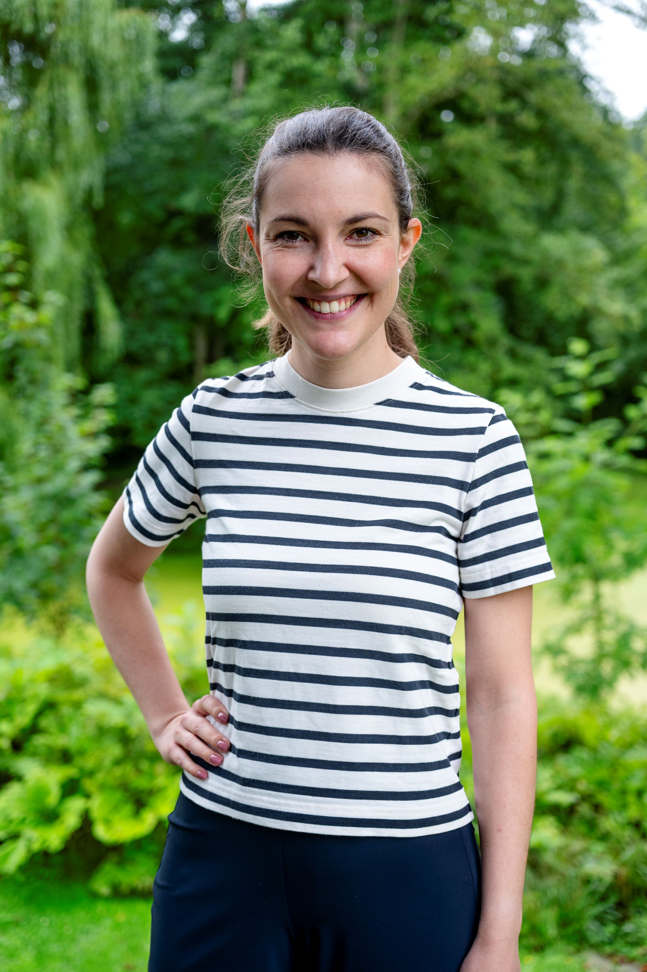 Foto einer Frau in einem grau-weiß gestreiften T-Shirt