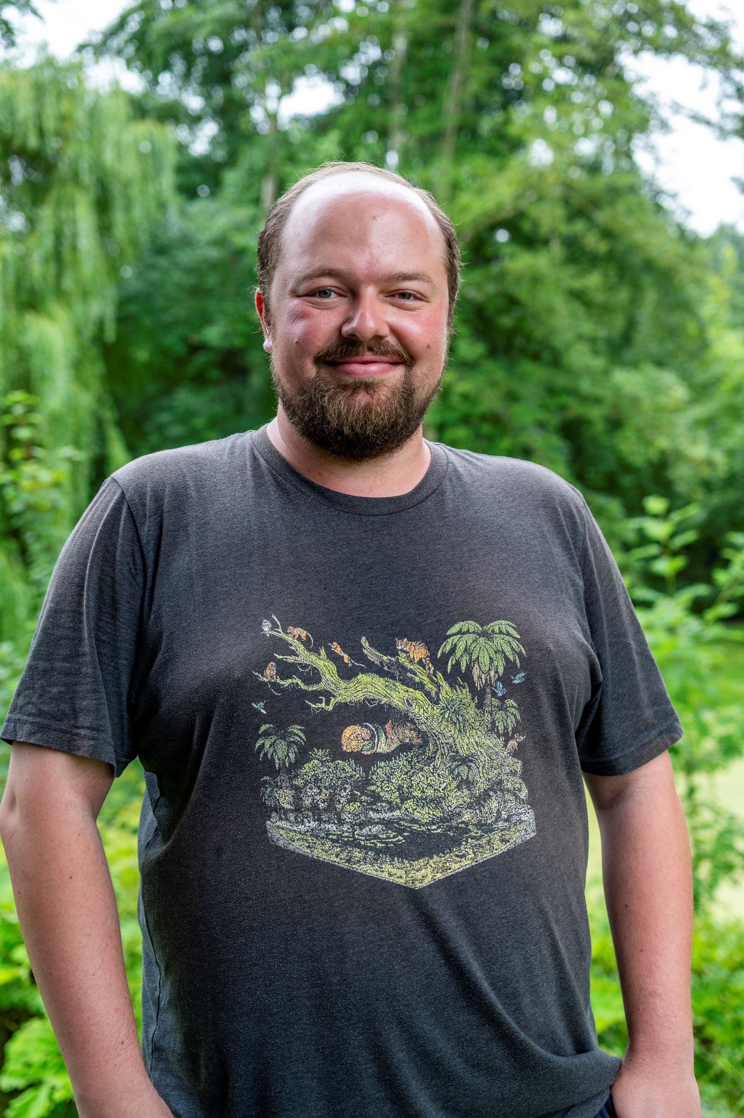 Foto eines Mannes in grauen T-Shirt