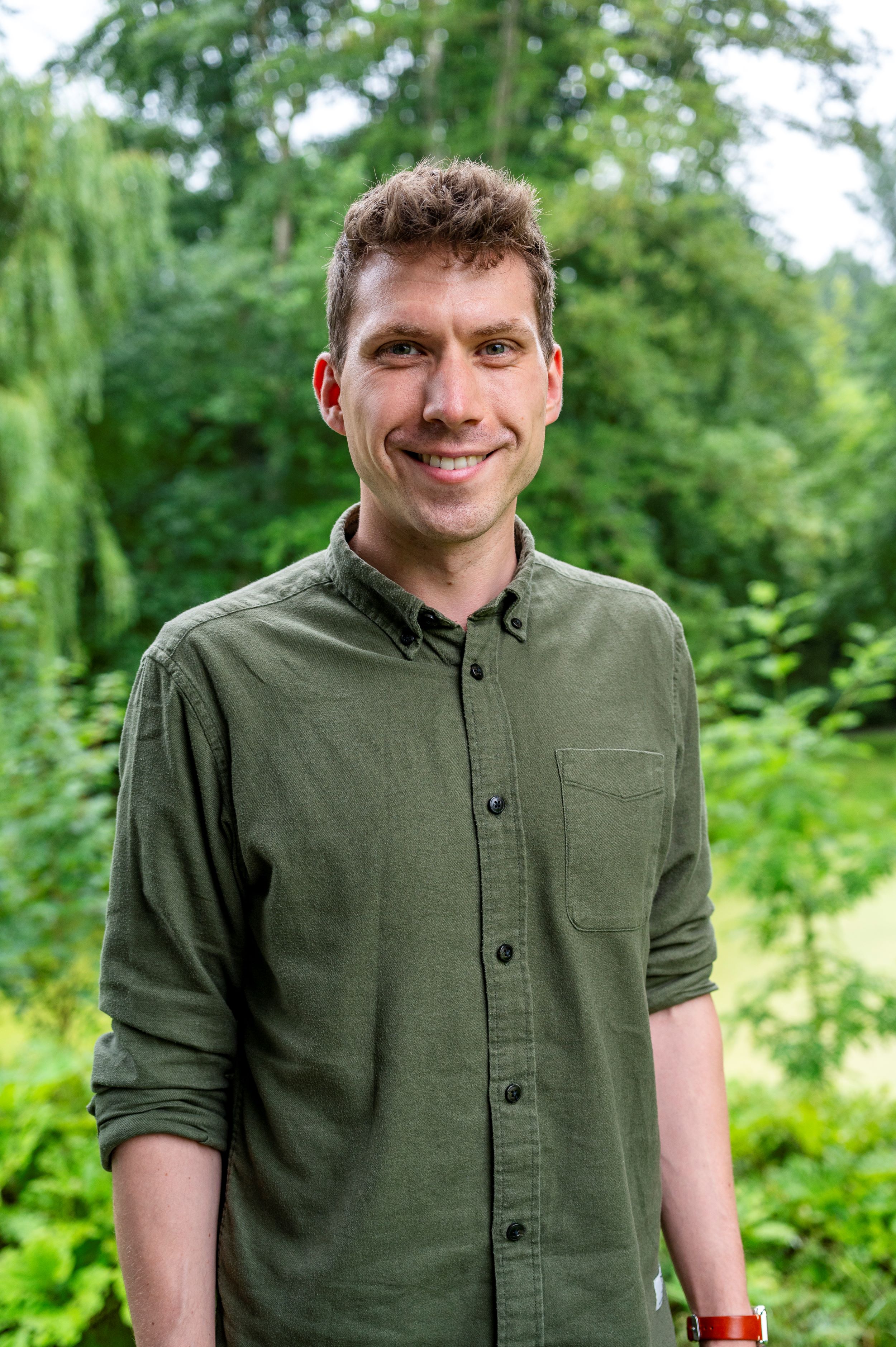 Foto eines Mannes in grünem Hemd.