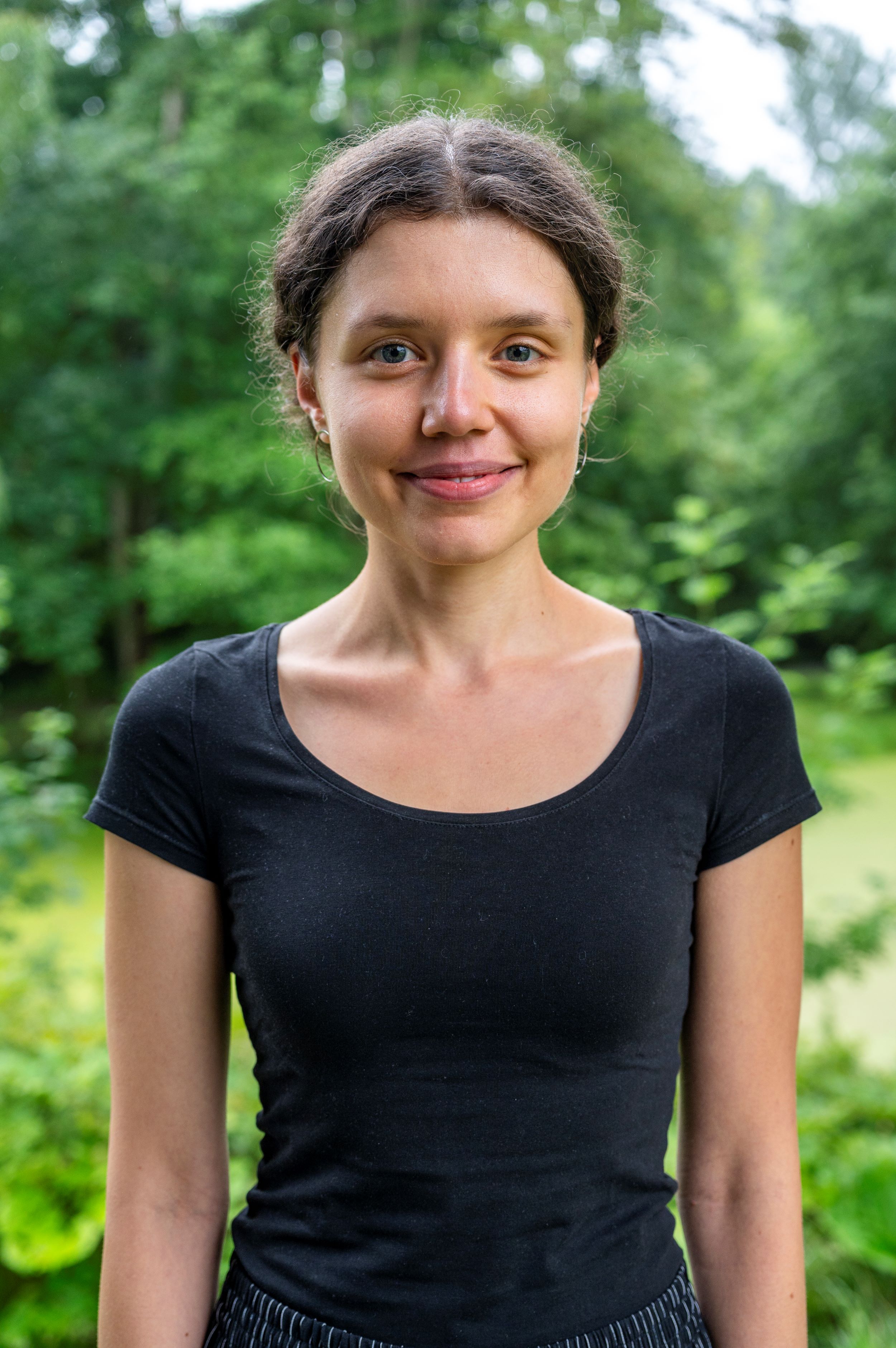 Foto einer Frau in dunklem T-Shirt.