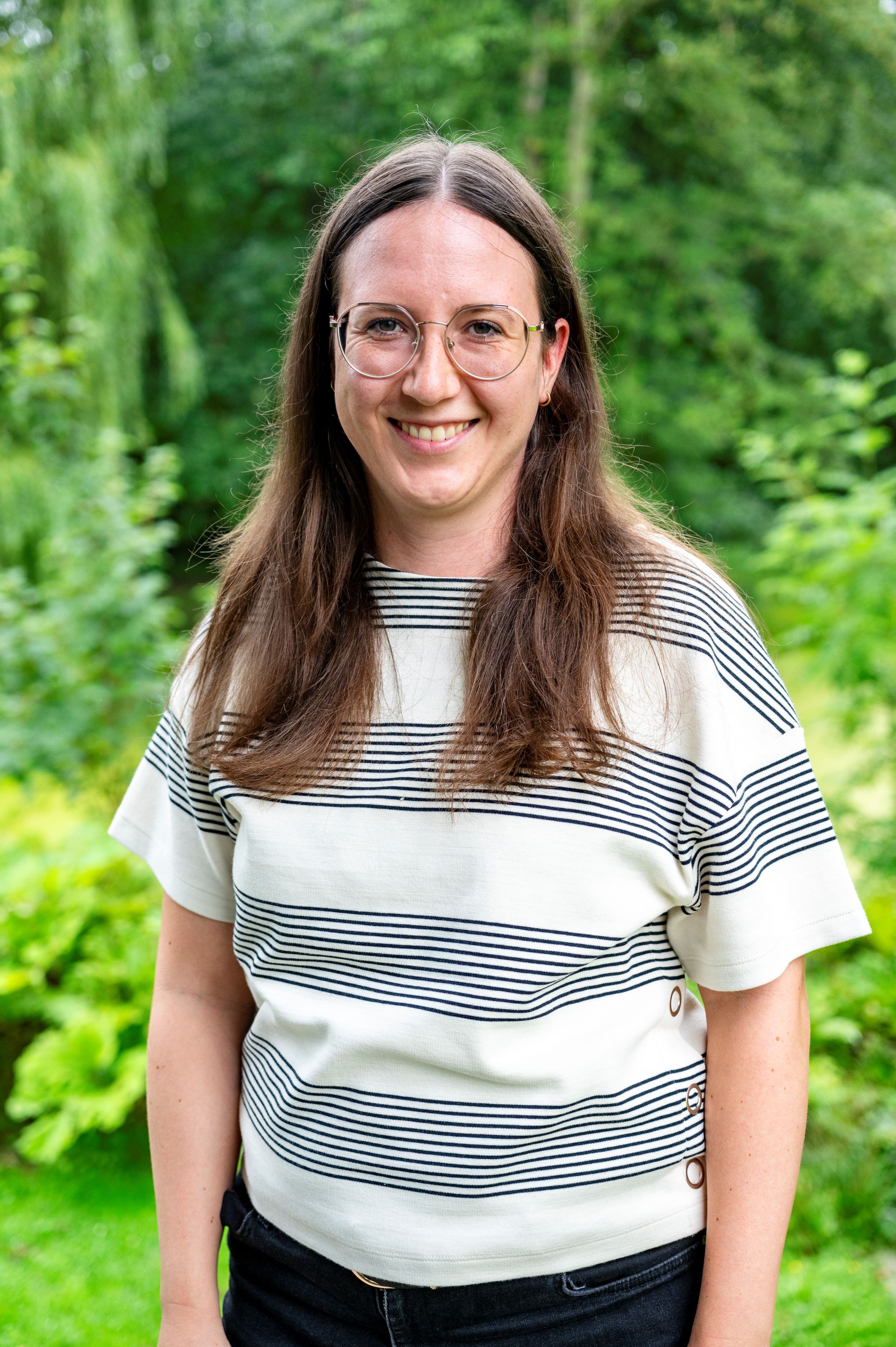 Foto einer Frau mit Brille und gestreiften T-Shirt