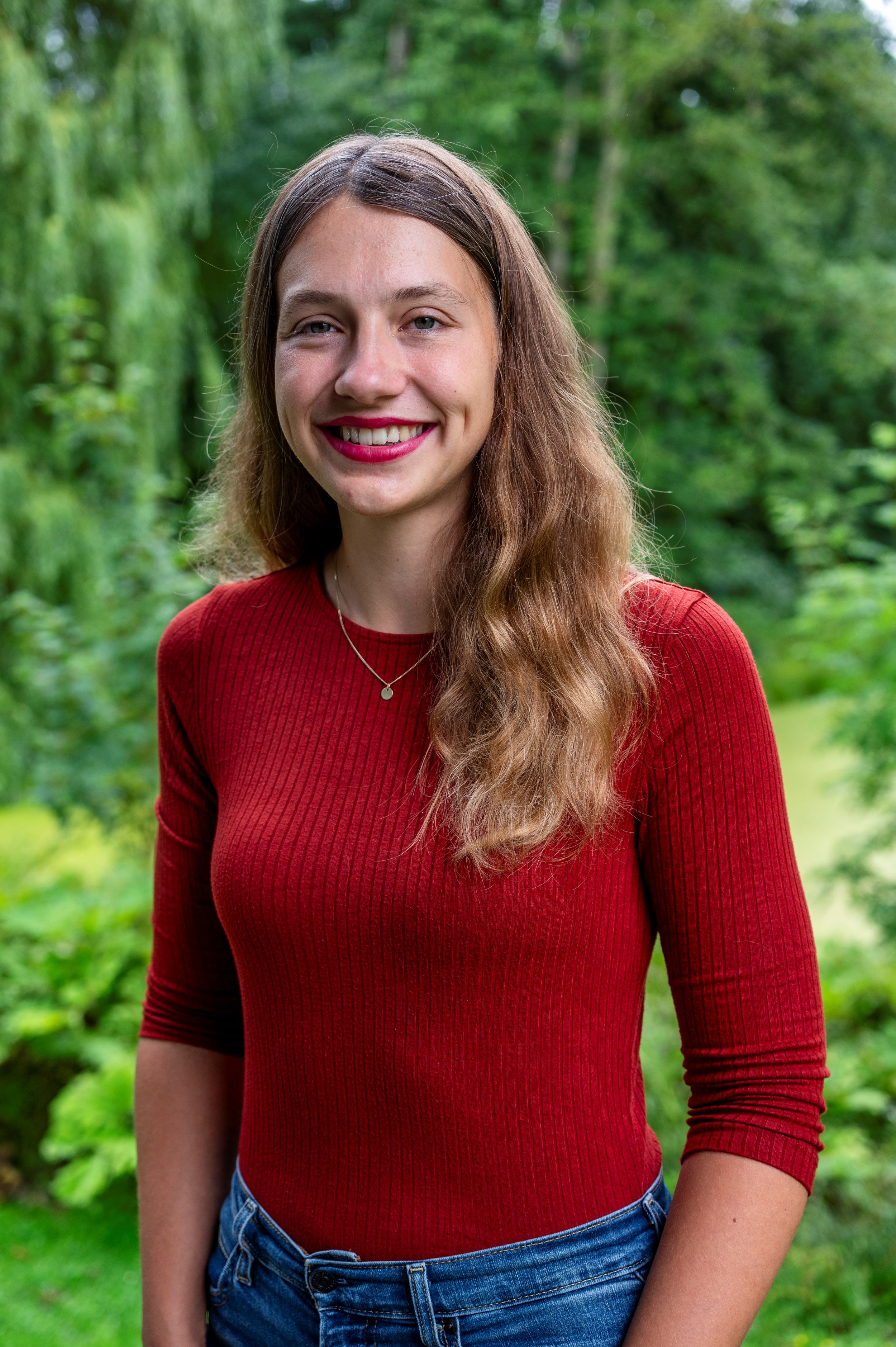 Foto einer Frau mit langen Haaren und roten Pulli